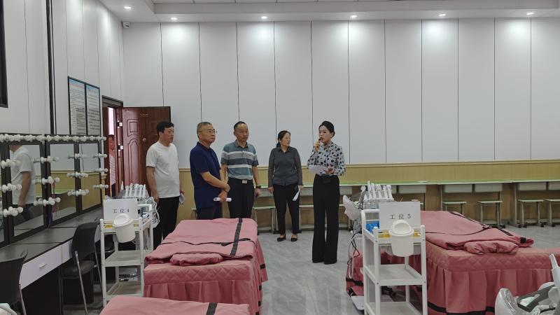 3必赢242net官网张启宁老师热情讲解接待.jpg
